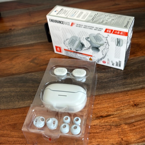JBL True Wireless Endurance Race Earbuds - Picture 3 of 3